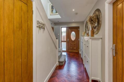 14 Ackleton Gardens-Hall.jpg