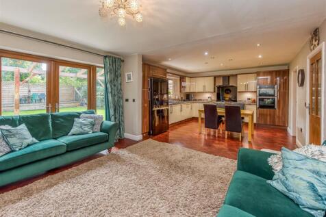 14 Ackleton Gardens-Kitchen Family Room (2).jpg
