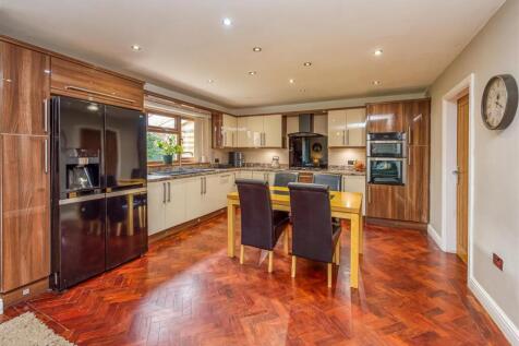 14 Ackleton Gardens-Kitchen Family Room (3).jpg