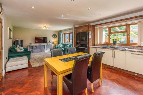 14 Ackleton Gardens-Kitchen Family Room.jpg