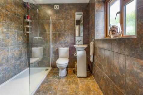 14 Ackleton Gardens-SHower Room.jpg