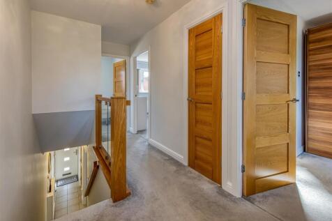 49 Penleigh Gardens-Landing.jpg