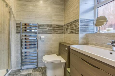 49 Penleigh Gardens-Bathroom (2).jpg