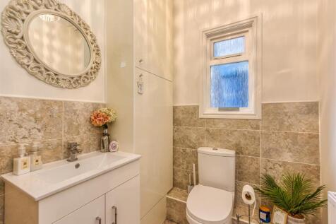 21 Zoar Street-Cloakroom.jpg