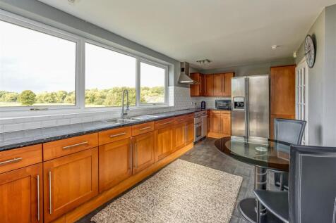 6 St Johns close-Kitchen.jpg