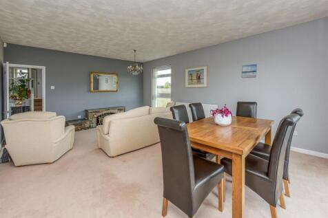 6 St Johns close-Sitting Room.jpg