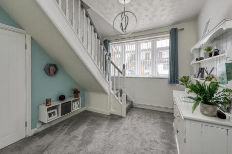 3 Chapel Close-Living Room (4).jpg