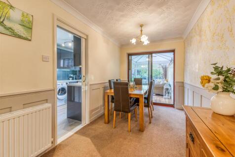 13 Eversley Grove-11.jpg