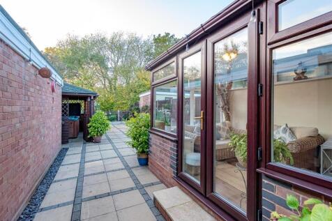 13 Eversley Grove-17.jpg