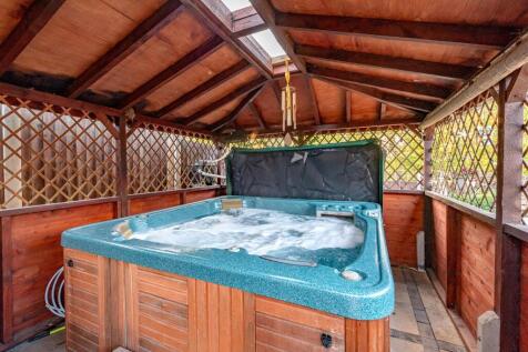 13 Eversley Grove-18.jpg