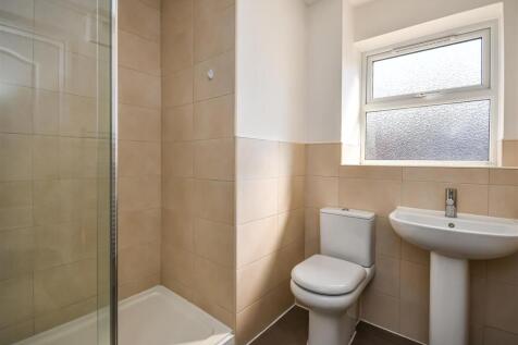 15 Penleigh Gardens-En Suite.jpg