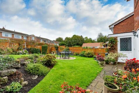 2 Woodthorne Close-gdn.jpg