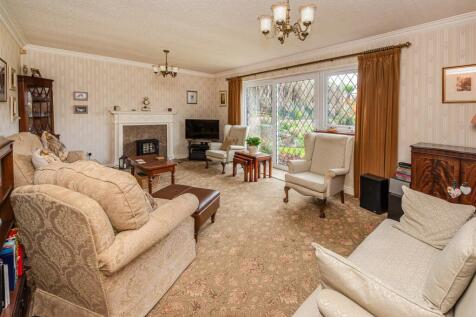 2 Woodthorne Close-lounge.jpg