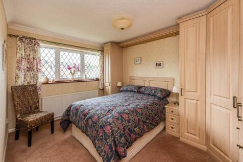 2 Woodthorne Close-bed1.jpg