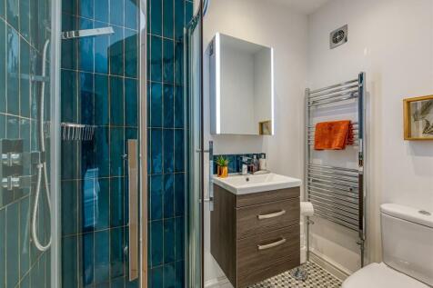 27 Beech Drive-bed1 ensuite.jpg
