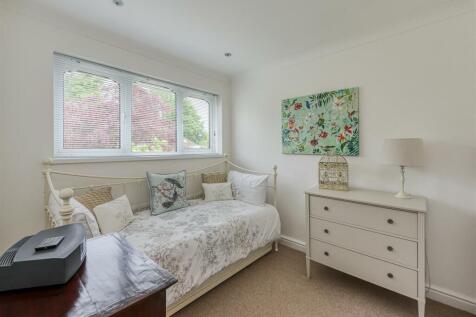 27 Beech Drive-bed4.jpg