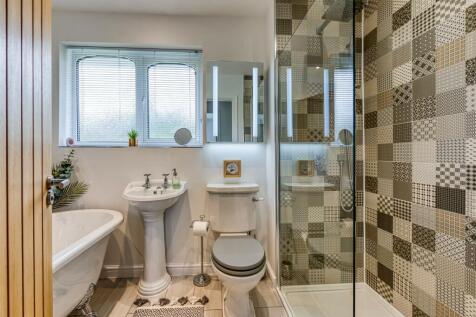 27 Beech Drive-bathroom.jpg
