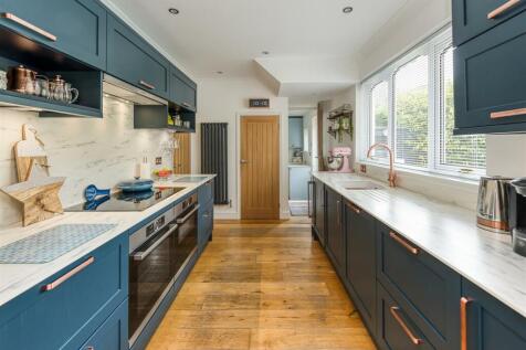 27 Beech Drive-kitchen1.jpg