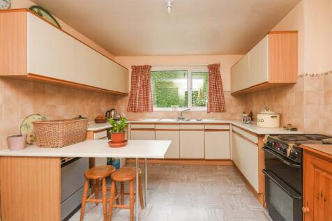 14 Finchdene Grove - Breakfast Kitchen.jpg