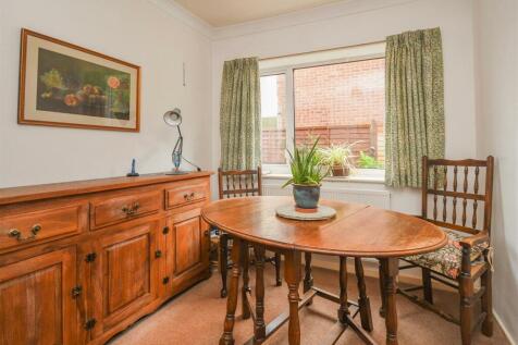 14 Finchdene Grove - Dining Room.jpg