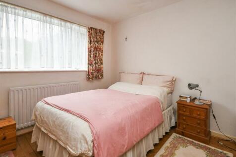 14 Finchdene Grove - Bedroom 1.jpg