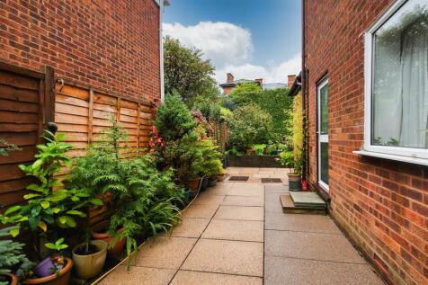 14 Finchdene Grove - Garden (2).jpg