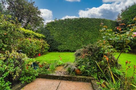 14 Finchdene Grove - Garden.jpg