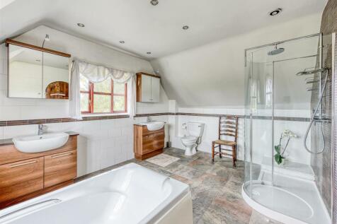 Middle Farmhouse-bed1 ensuite.jpg