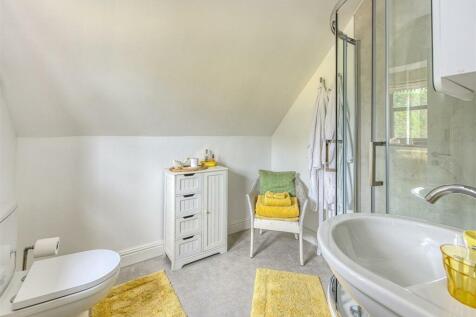 Middle Farmhouse-bed2 ensuite.jpg