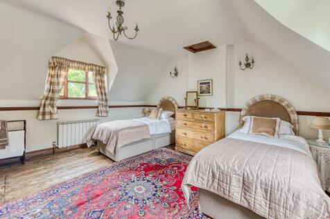 Middle Farmhouse-bed3.jpg