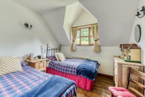 Middle Farmhouse-bed4.jpg
