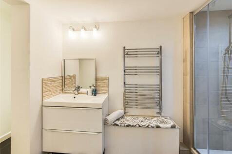 Heathlands-bed5 ensuite1.jpg