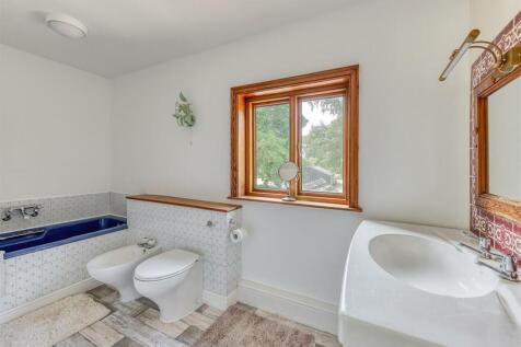 Lizard Mill-bed1 ensuite.jpg