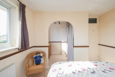 2 The Greenway - Bedroom 1.jpg