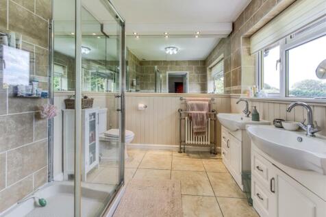 Summer Leys-bed1 ensuite.jpg