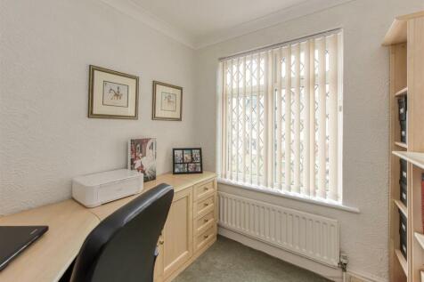77 Woodland Road-bed3.jpg