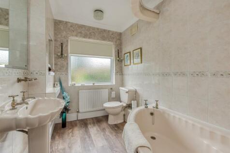 77 Woodland Road-bathroom.jpg