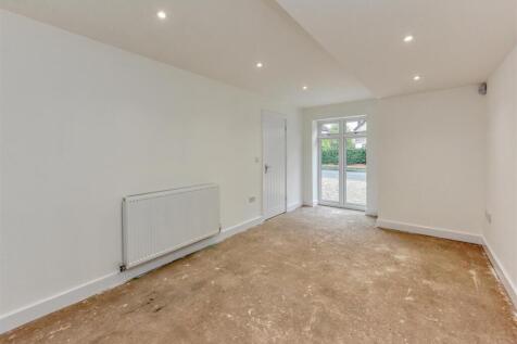 3 Yew Tree Lane-APR24-sitting.jpg