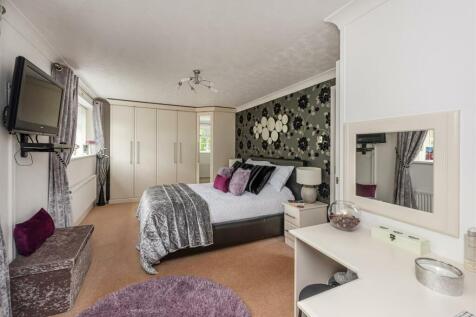 2 Brompton Lawns-bed1b.jpg
