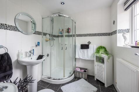 2 Brompton Lawns-bed1 ensuite.jpg
