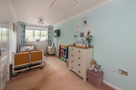 2 Brompton Lawns-bed2.jpg