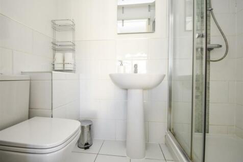 4 The Limes - En-Suite Shower Room.jpg