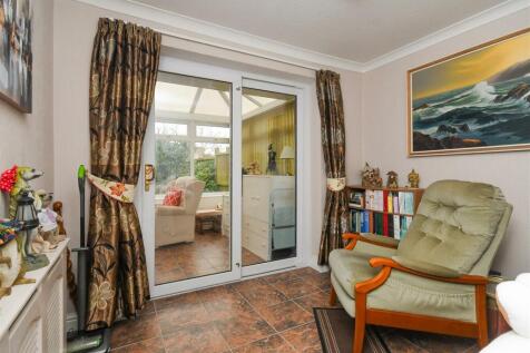 1 Oatlands Way - Bedroom 2.jpg
