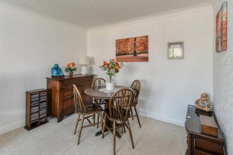 1 Oatlands Way-MAY25-lounge3.jpg