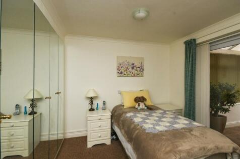 1 Oatlands Way - Bedroom 1.jpg