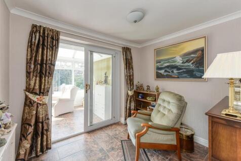 1 Oatlands Way-MAY25-bed2.jpg