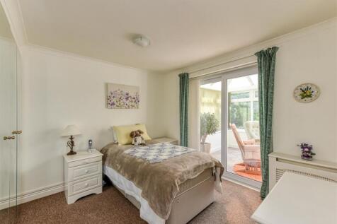 1 Oatlands Way-MAY25-bed1.jpg