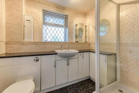 1 Oatlands Way-MAY25-shower room.jpg