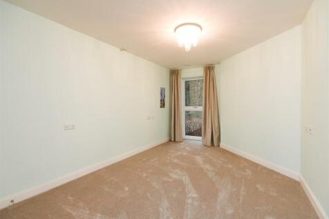 14 Thorneycroft - Bedroom.jpg