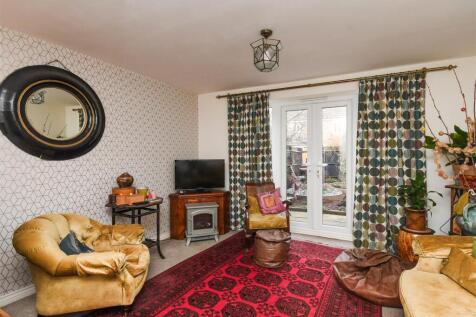 24 Lloyd Grove - Lounge.jpg